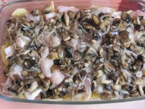 Картофельная запеканка с рыбой и грибами