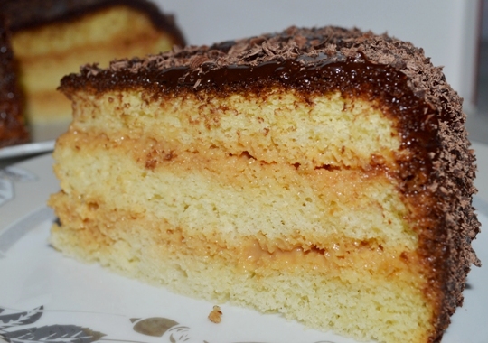 Нежный  бисквитный торт со сгущенкой в мультиварке