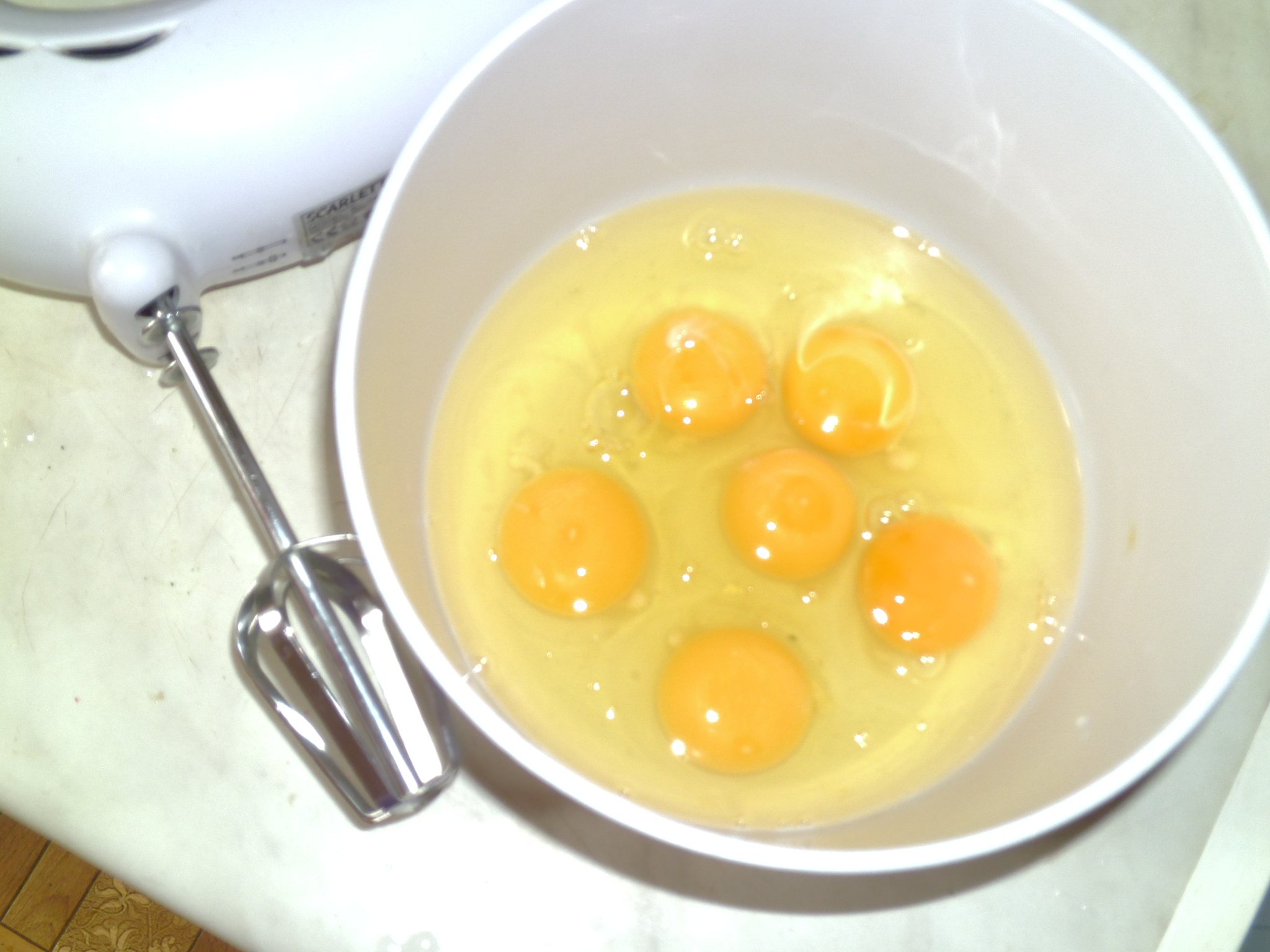 Кремовые яйца. Взбитые яйца. Взбивание яиц. Взбивание желтков. Взбитые яйца с сахаром.