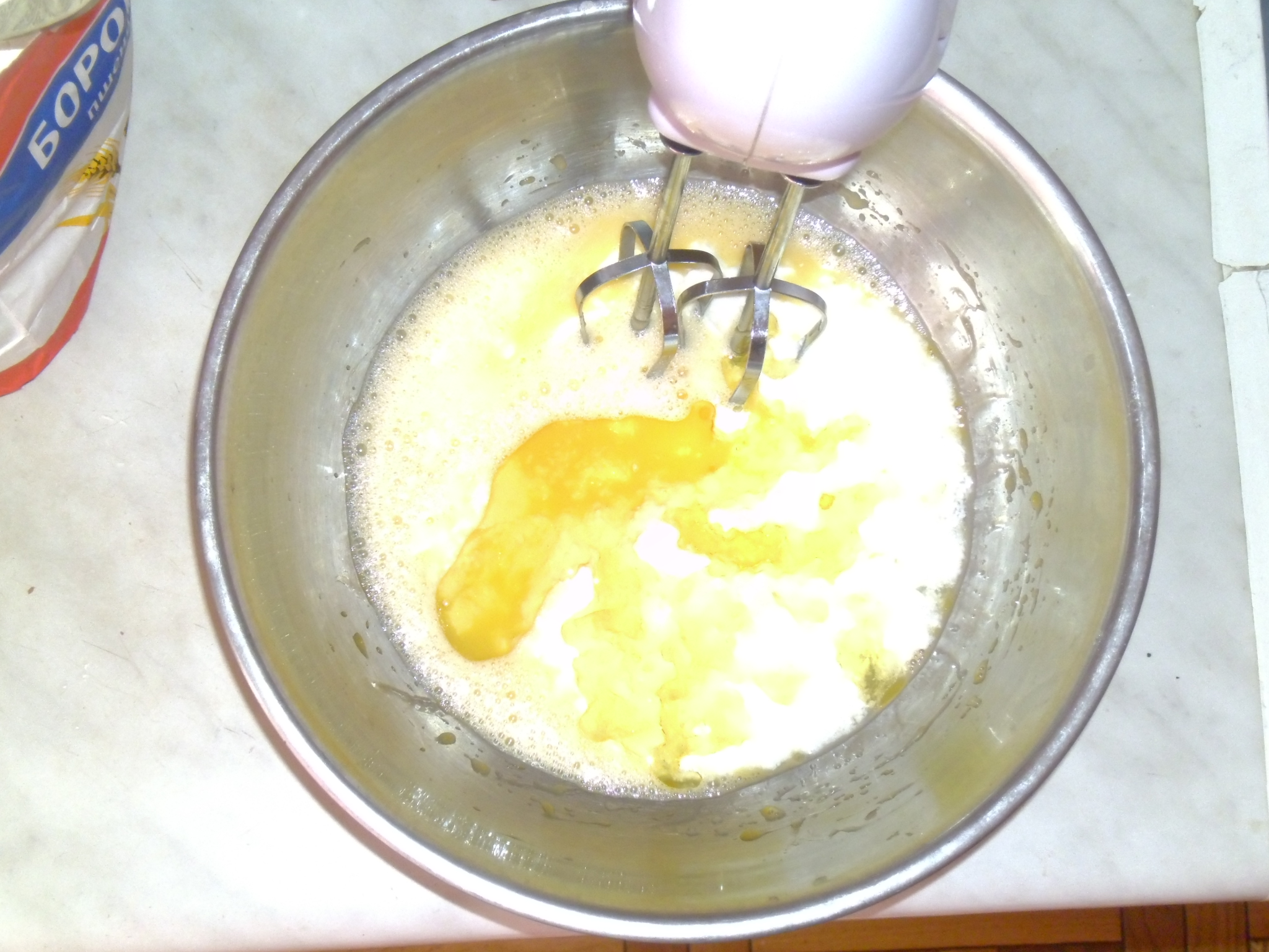 Масло сливочное яйцо сода мука. Мука яйца лимон. Кефир с яйцом. Тесто на кефире, яйцах, сахар для торта. Сок сода лимонный пирог.
