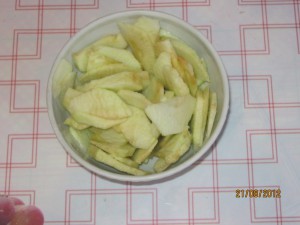 Салат из куриной печени с орешками  и яблоком