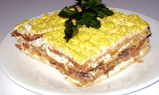  Торт закусочный со шпротами и плавленым сыром