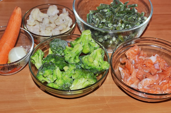  Замороженные овощи с кусочками лосося
