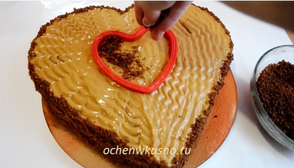 Шоколадно-карамельный торт в виде сердца (без формы)
