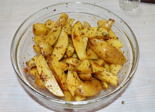 Картофель по-деревенски в духовке с чесноком