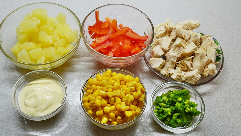 Салат «Сказка» с ананасами, курицей и кукурузой