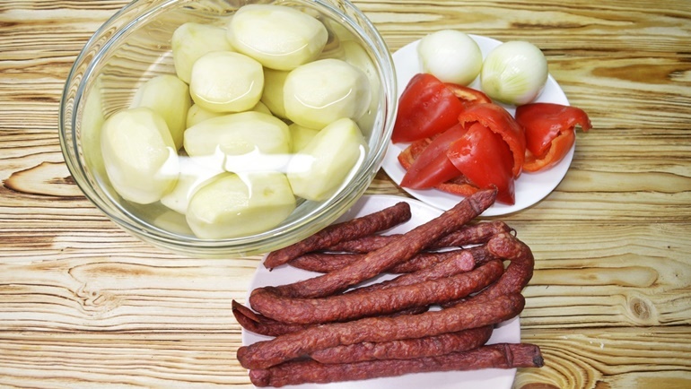 Картофель с охотничьими колбасками в духовке